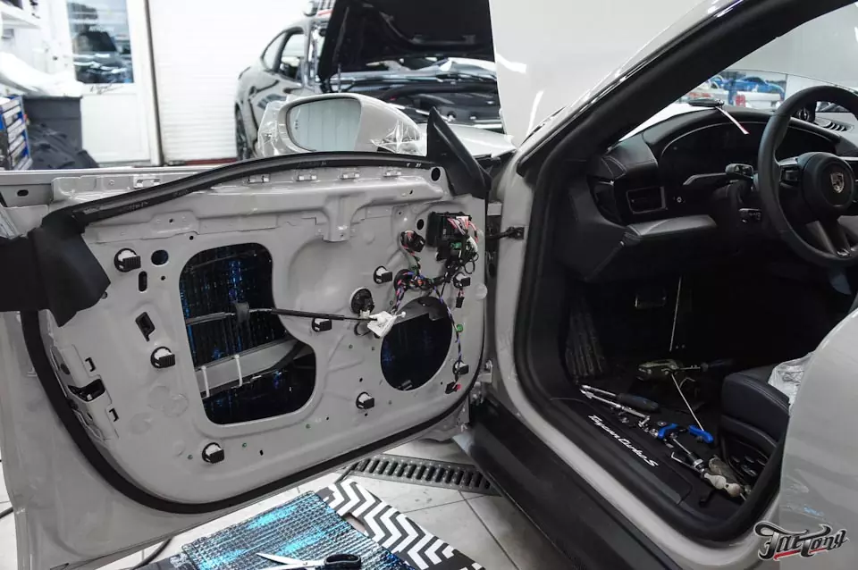 Porsche Taycan turbo S. Антигравийная защита, шумоизоляция дверей и установка доводчиков на двери.
